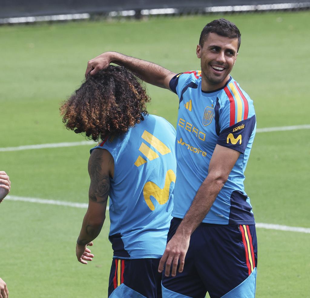Rodri y Cucurella en un entrenamiento de la selección