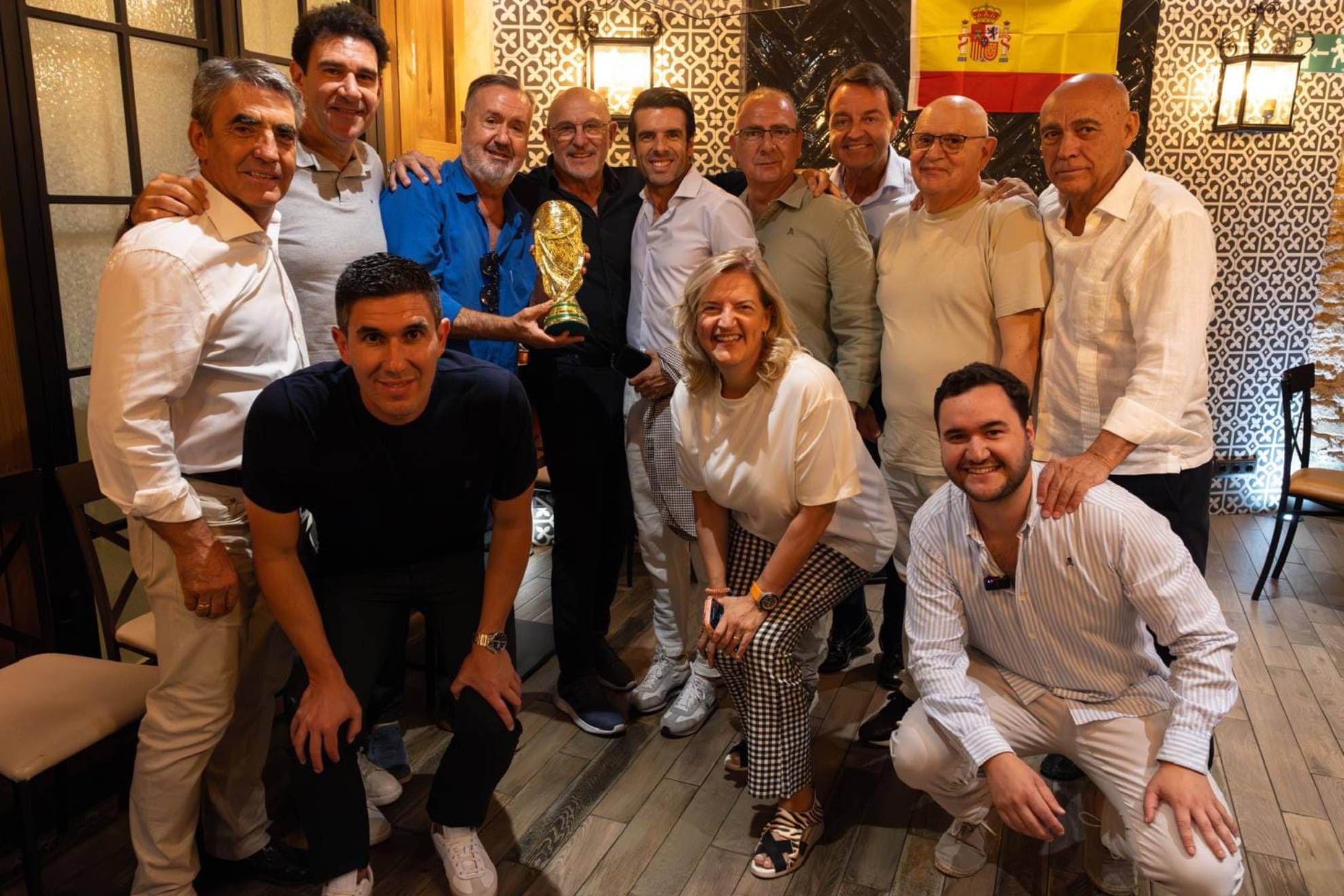 Luis de la Fuente posa con la Copa del mundo en el homenaje que le hicieron en La Tienta