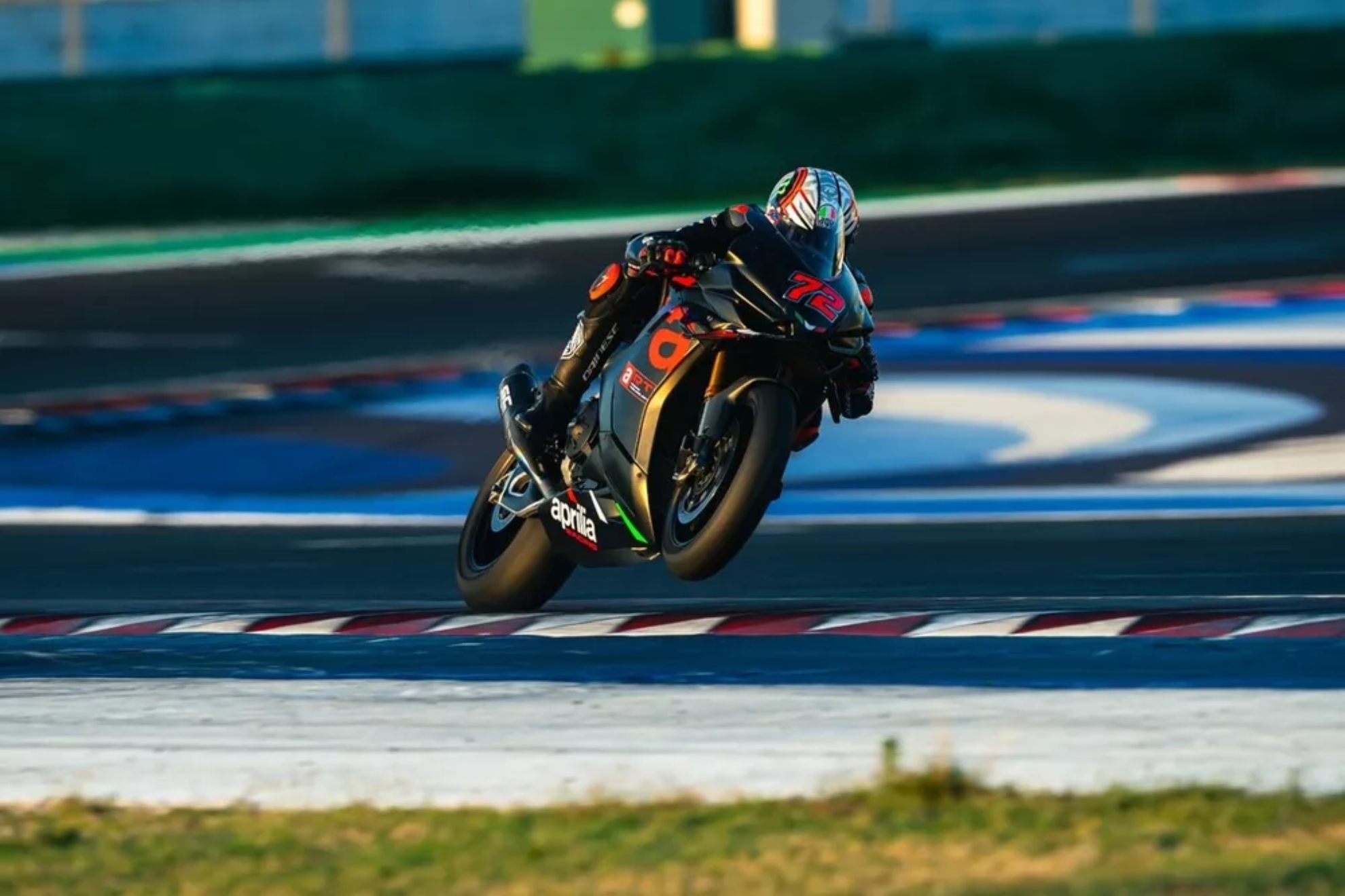 Marco Bezzecchi se prueba antes de Silverstone Aprilia
