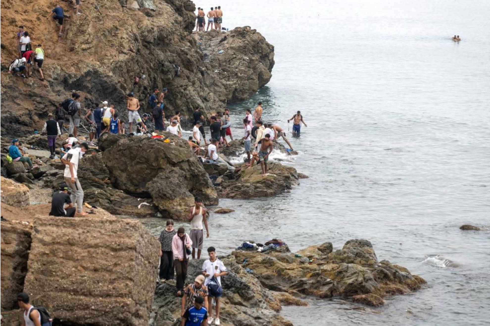 Marroquíes entrando en Ceuta por mar