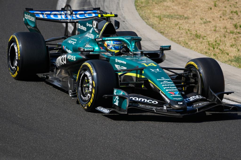 Fernando Alonso pilotando el AMR26 Lapresse