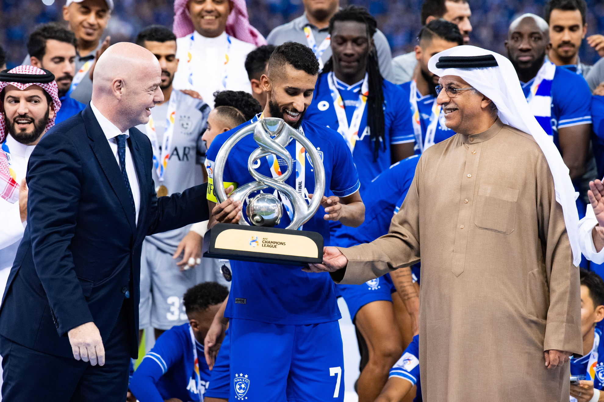 Gianni Infantino, presidente de la FIFA y Salman Bin Ebrahim Al Khalifa, presidente de la Confederación Asiática de Fútbol dando en 2021 el trofeo de la Champions League asiática a Al-Hilal