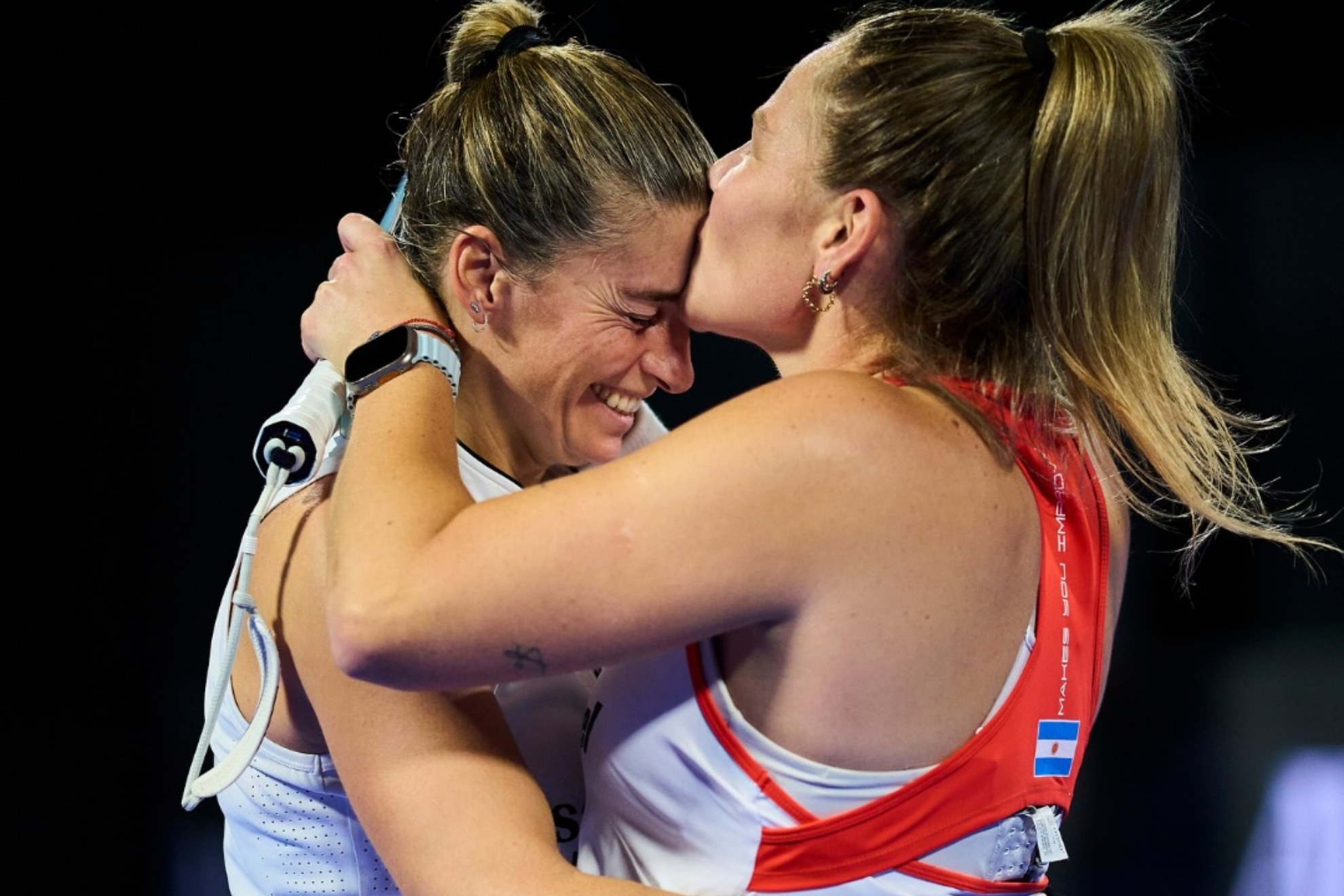 Ale Salazar y Aranza Osoro celebrando.