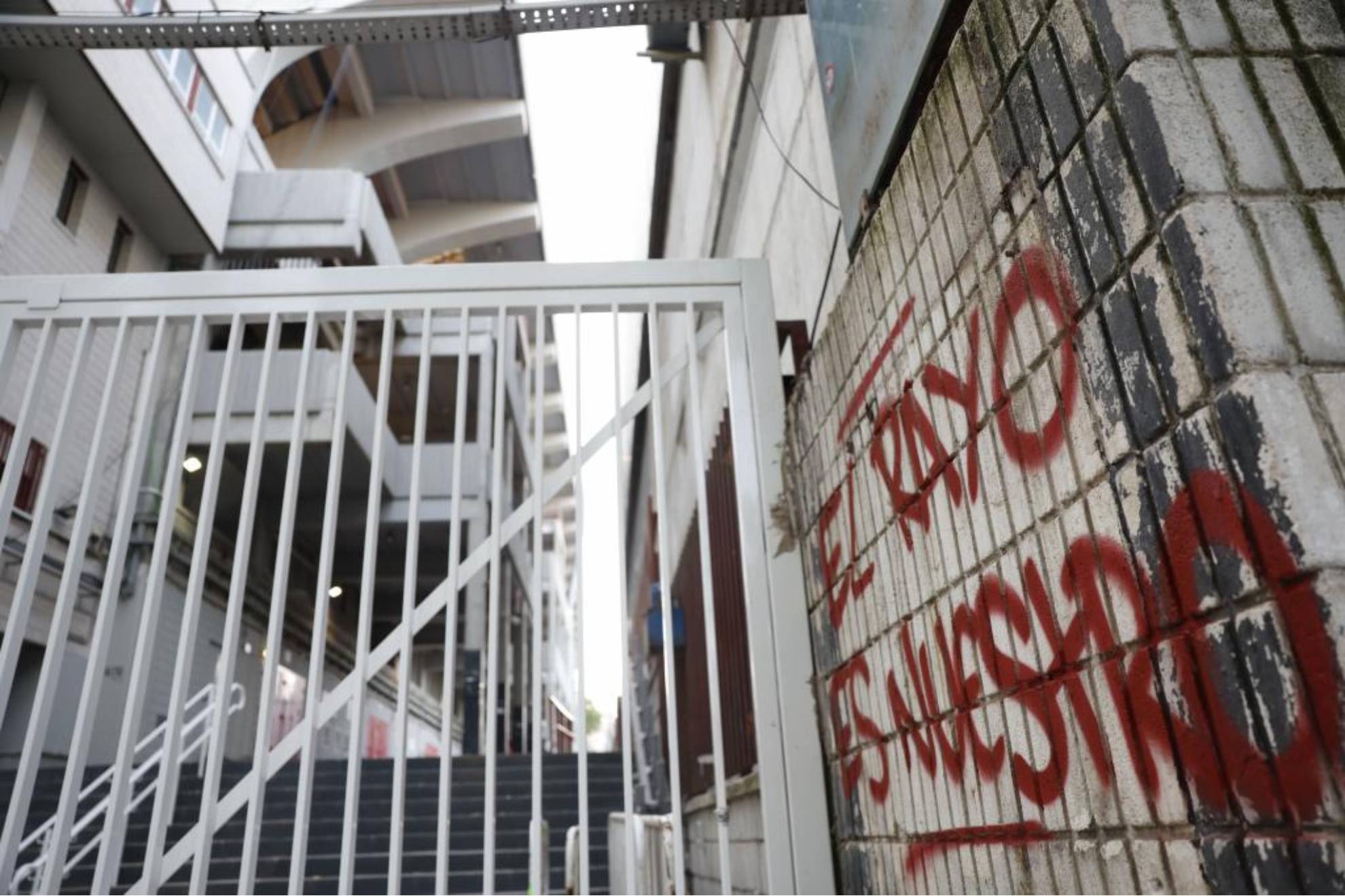 El estadio de Vallecas con pintadas