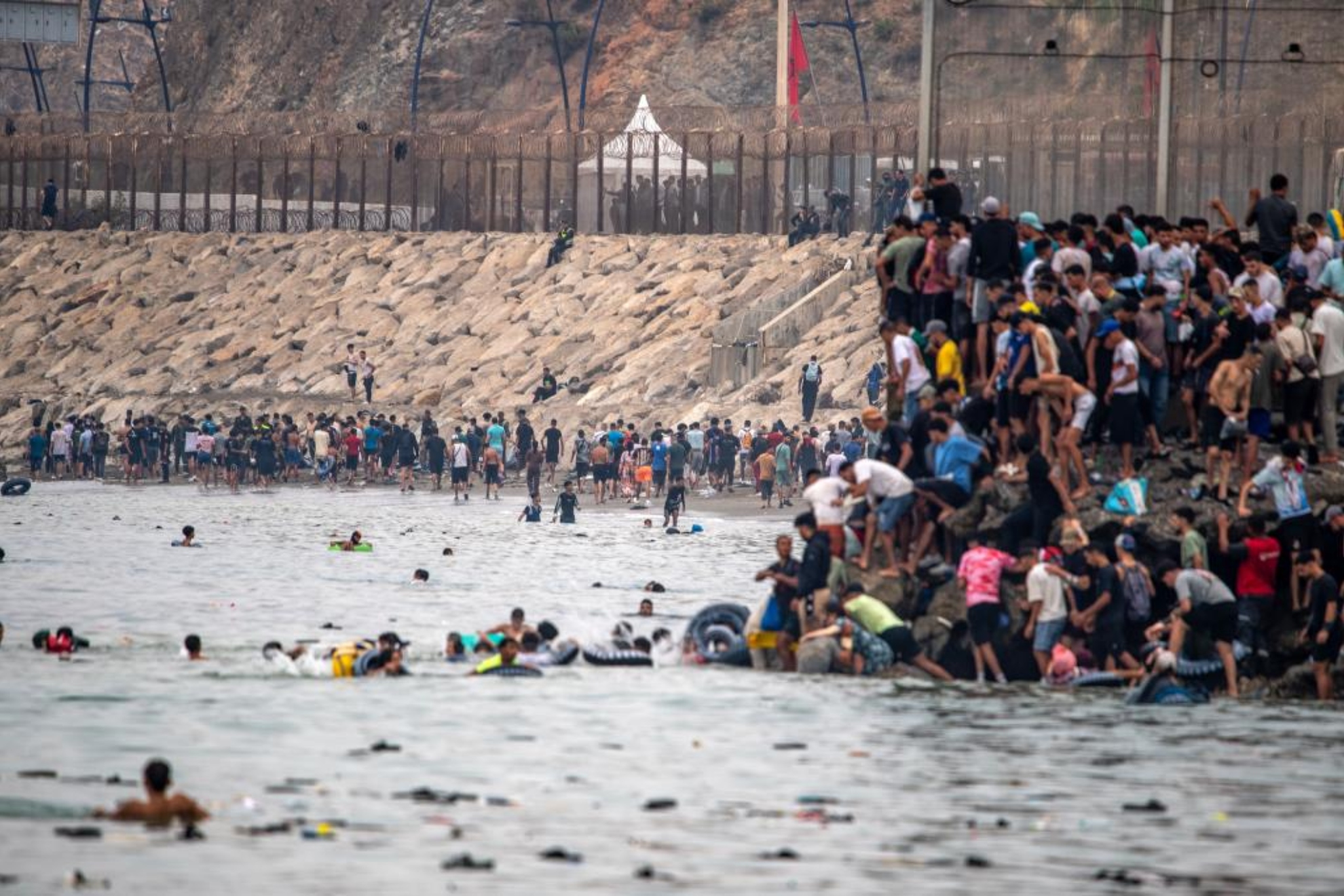 Una masa de migrantes entra en Ceuta desde Marruecos Antonio Sempere