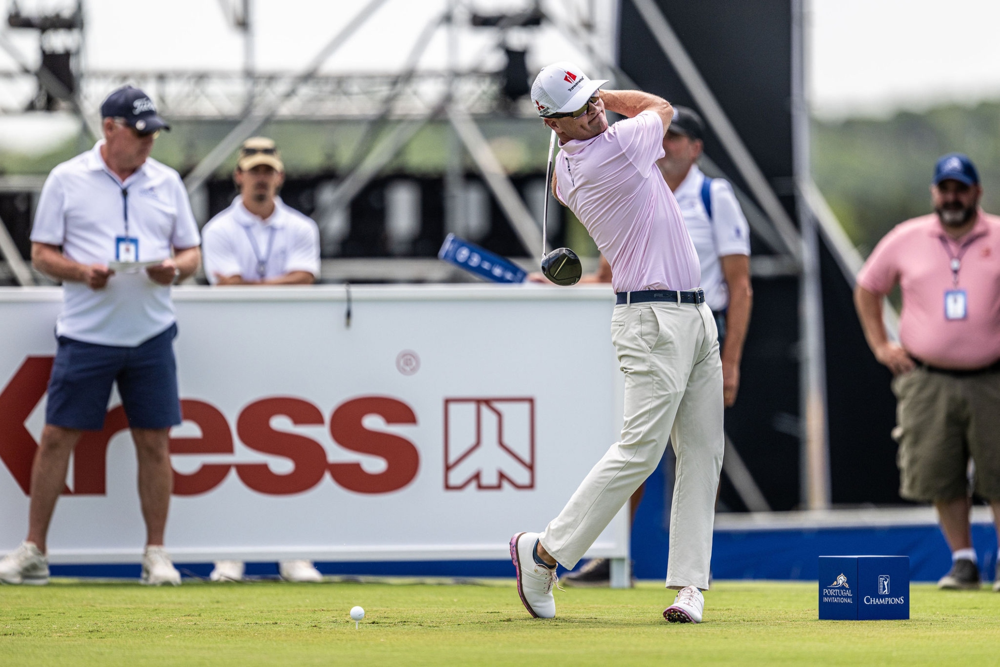 Zach Johnson (50) juega un driver en la primera jornada del Portugal Invitational