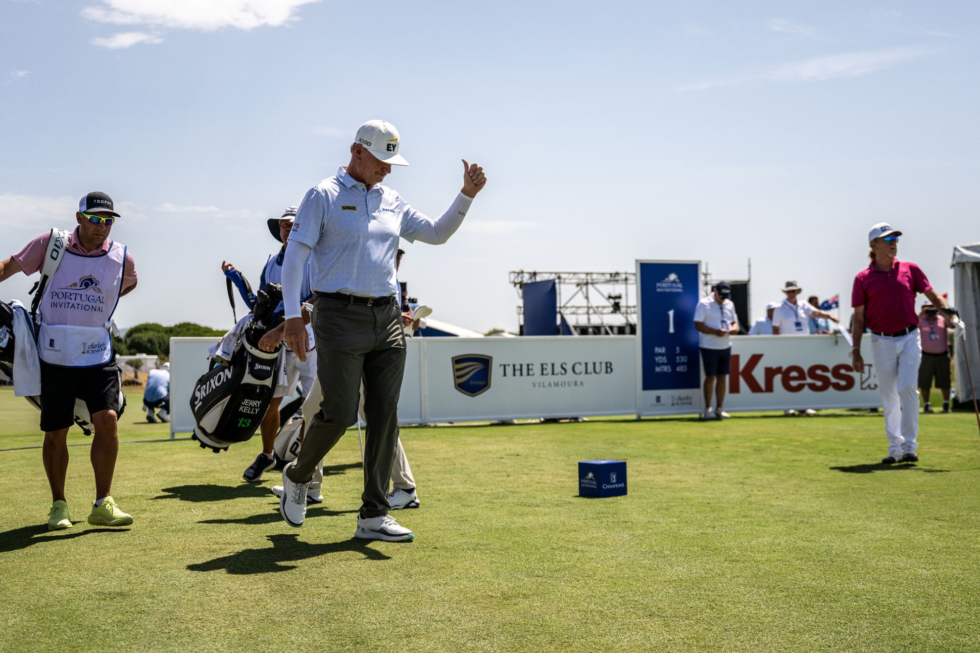 Ernie Els (56) saluda al público en el tee del hoyo 1 del Els Club