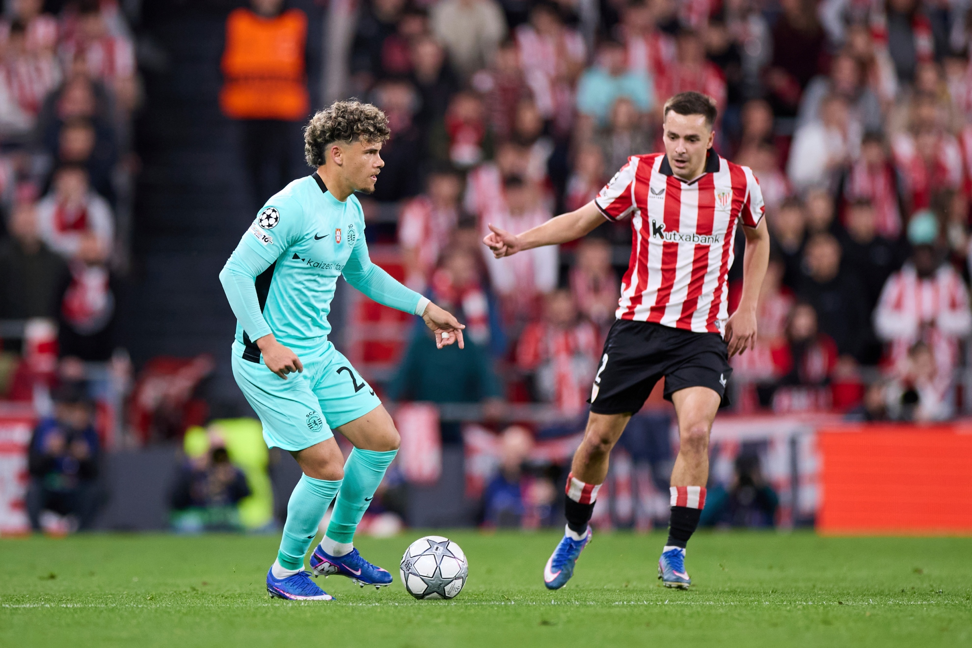 Gorosabel y Maxi Araújo disputan un balón en Champions