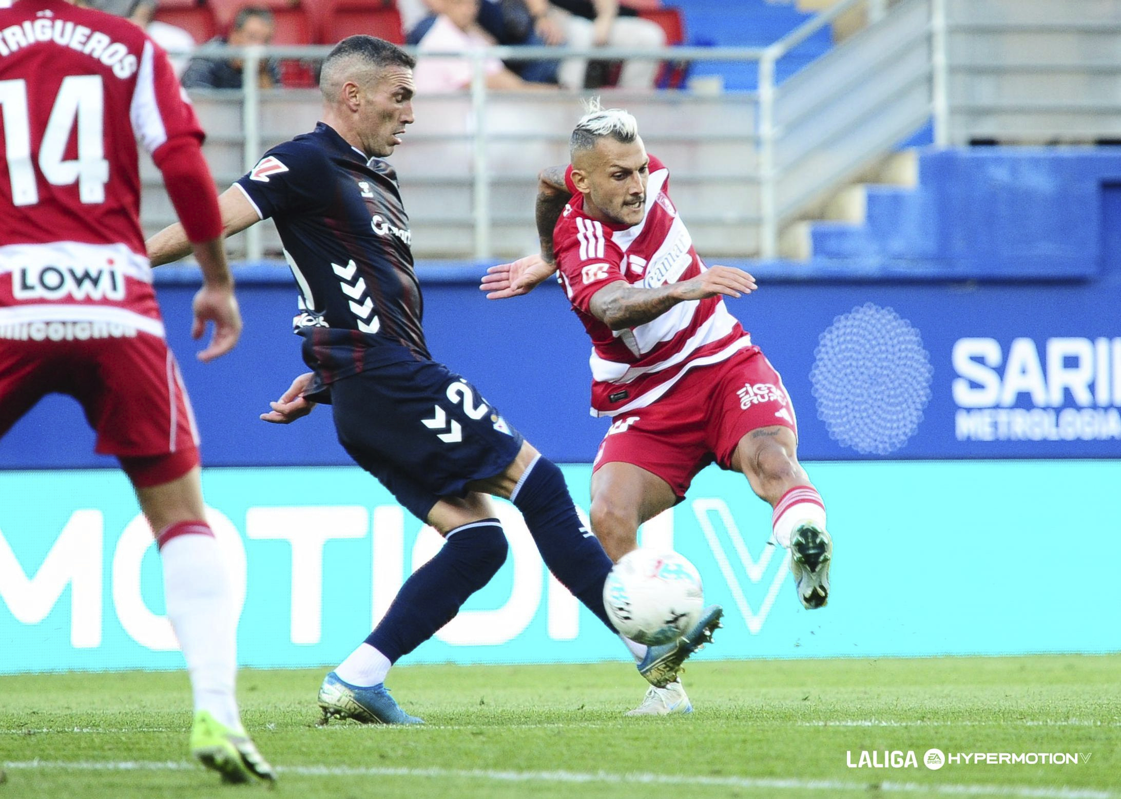 Stoichkov y Arbilla disputan un balón en un Eibar-Granada LALIGA