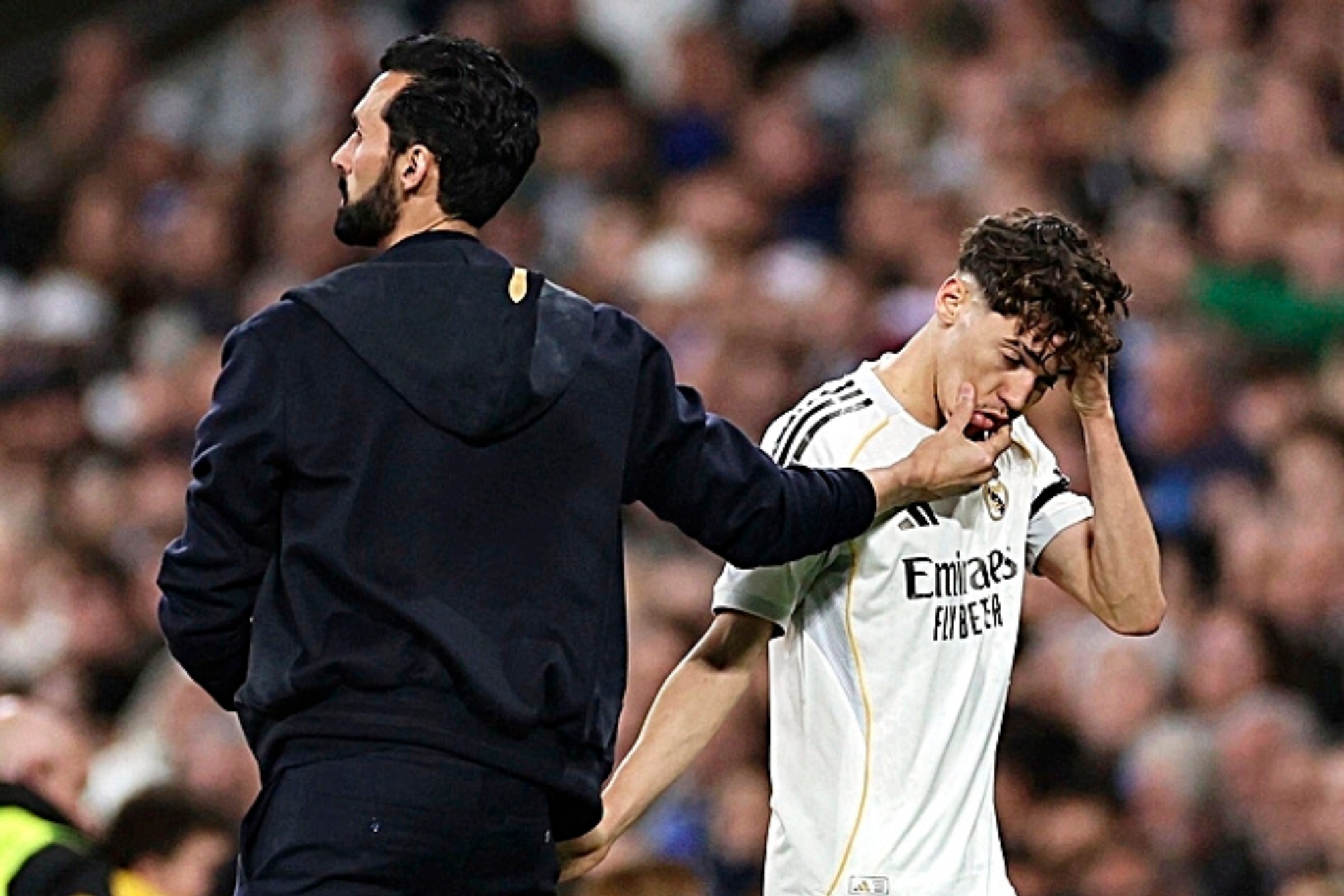 Arbeloa saluda a Thiago Pitarch tras sustituirlo durante un partido con el Real Madrid.