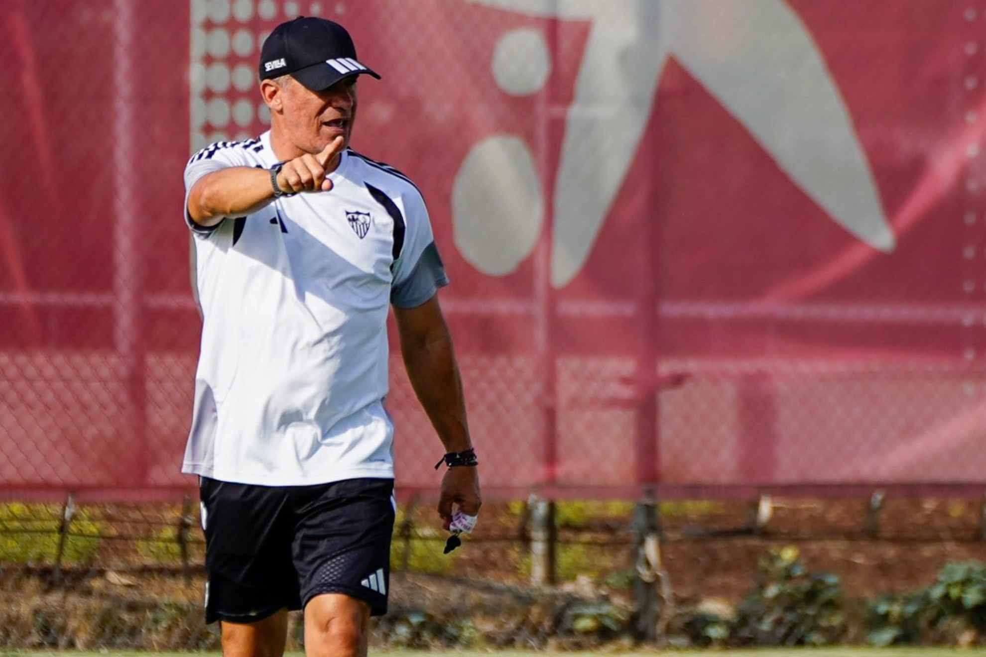 García Plaza da instrucciones en un entrenamiento.