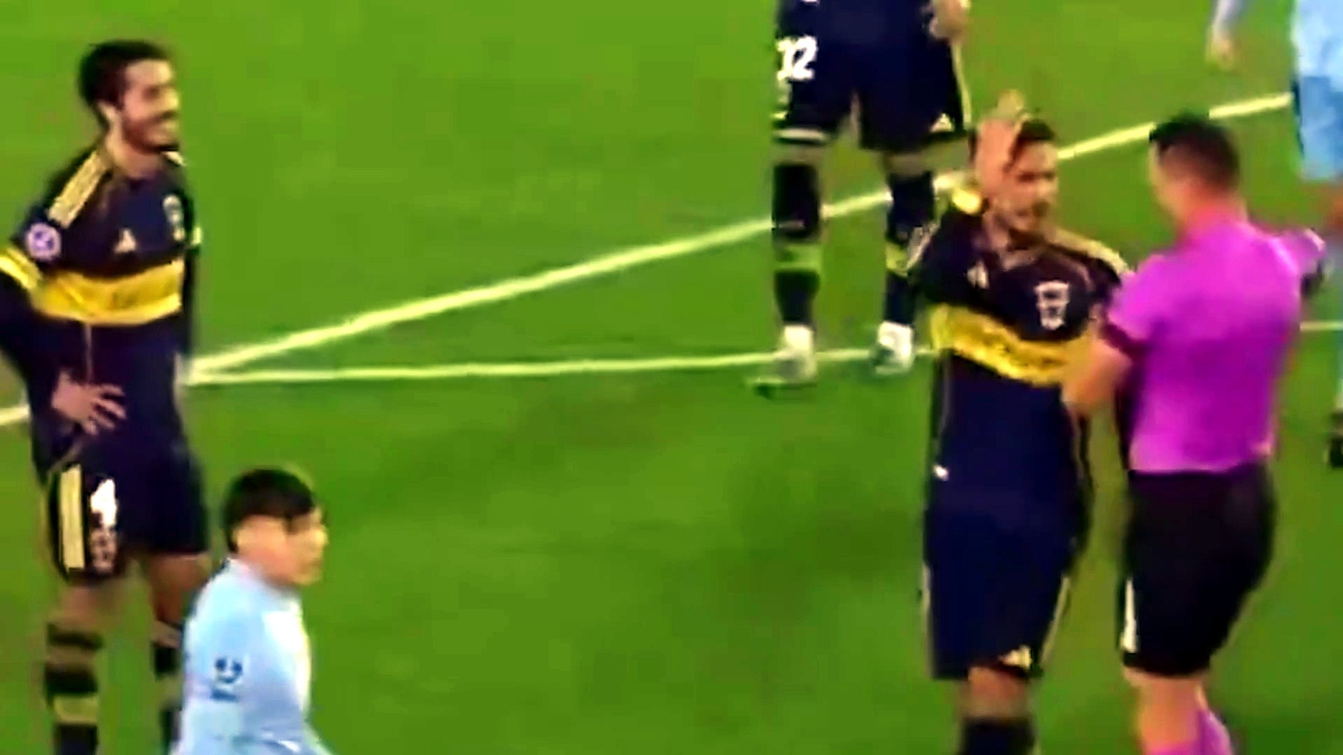 Momento de pura tensión entre el centrocampista de Boca Juniors y el árbitro colombiano, quien decidió dejar el acto del argentino solo en cartulina amarilla.