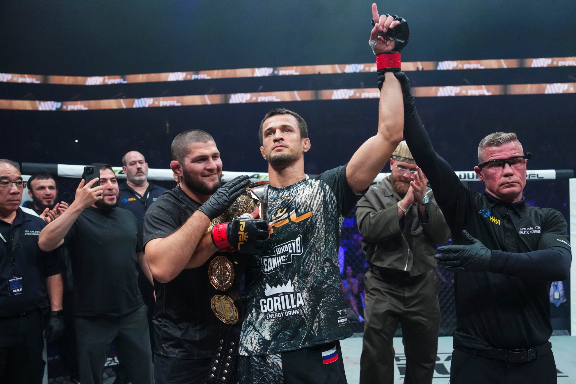 Usman Nurmagomedov recibiendo el cinturón de PFL a manos de Khabib Nurmagomedov. PFL.