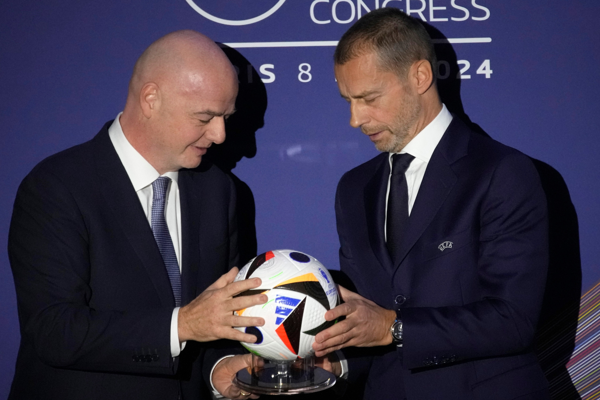 El presidente de la FIFA Gianni Infantino posa junto al líder de la UEFA Aleksander Ceferin AP