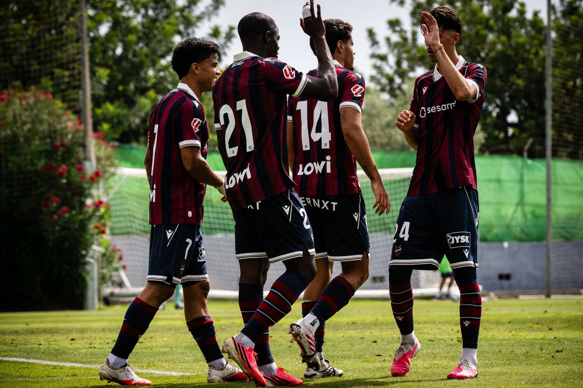Los jugadores del Levante celebran uno de los goles ante el Albacete @@LevanteUD
