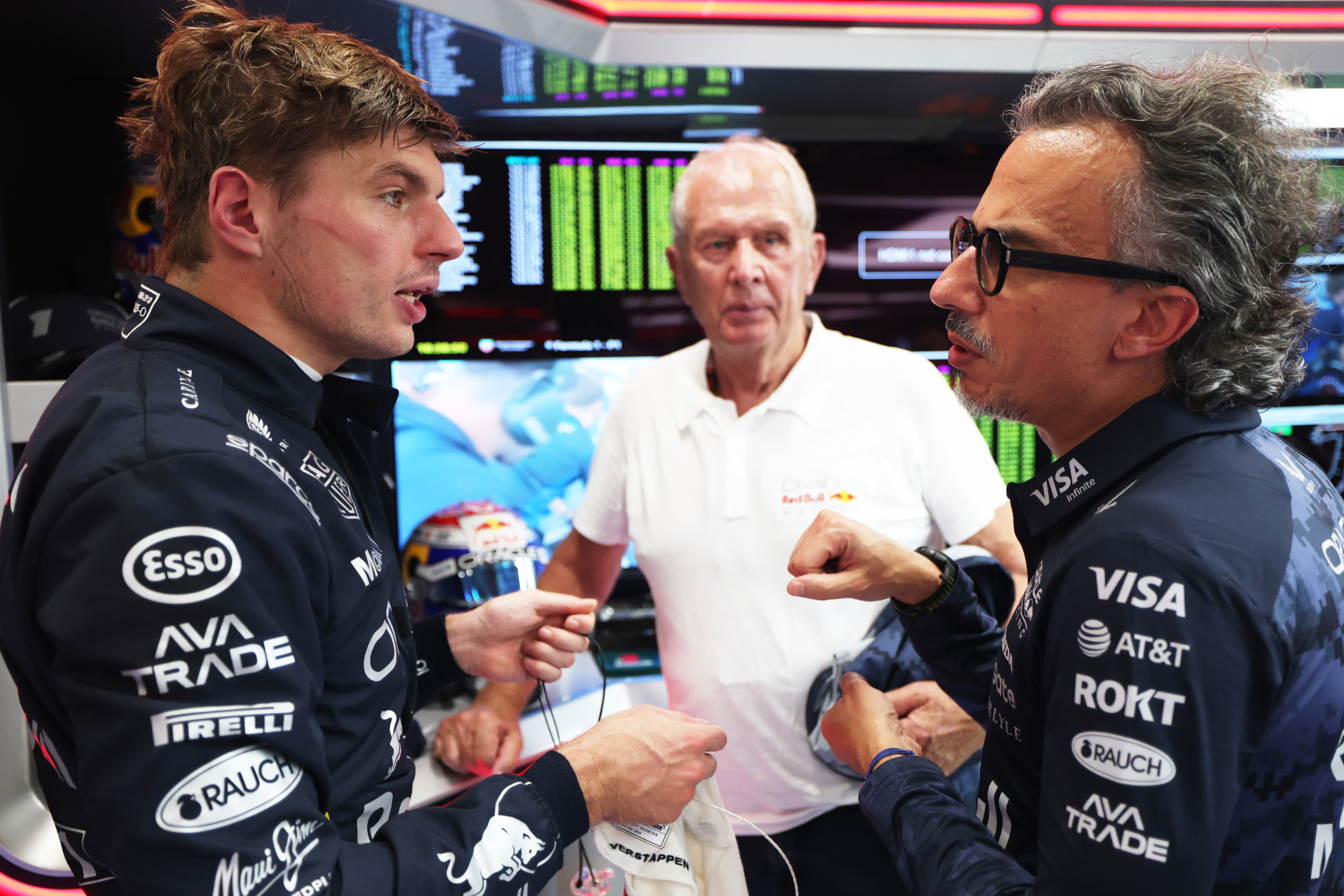 Helmut Marko presencia un intercambio de impresiones entre Max y Mekies. RED BULL