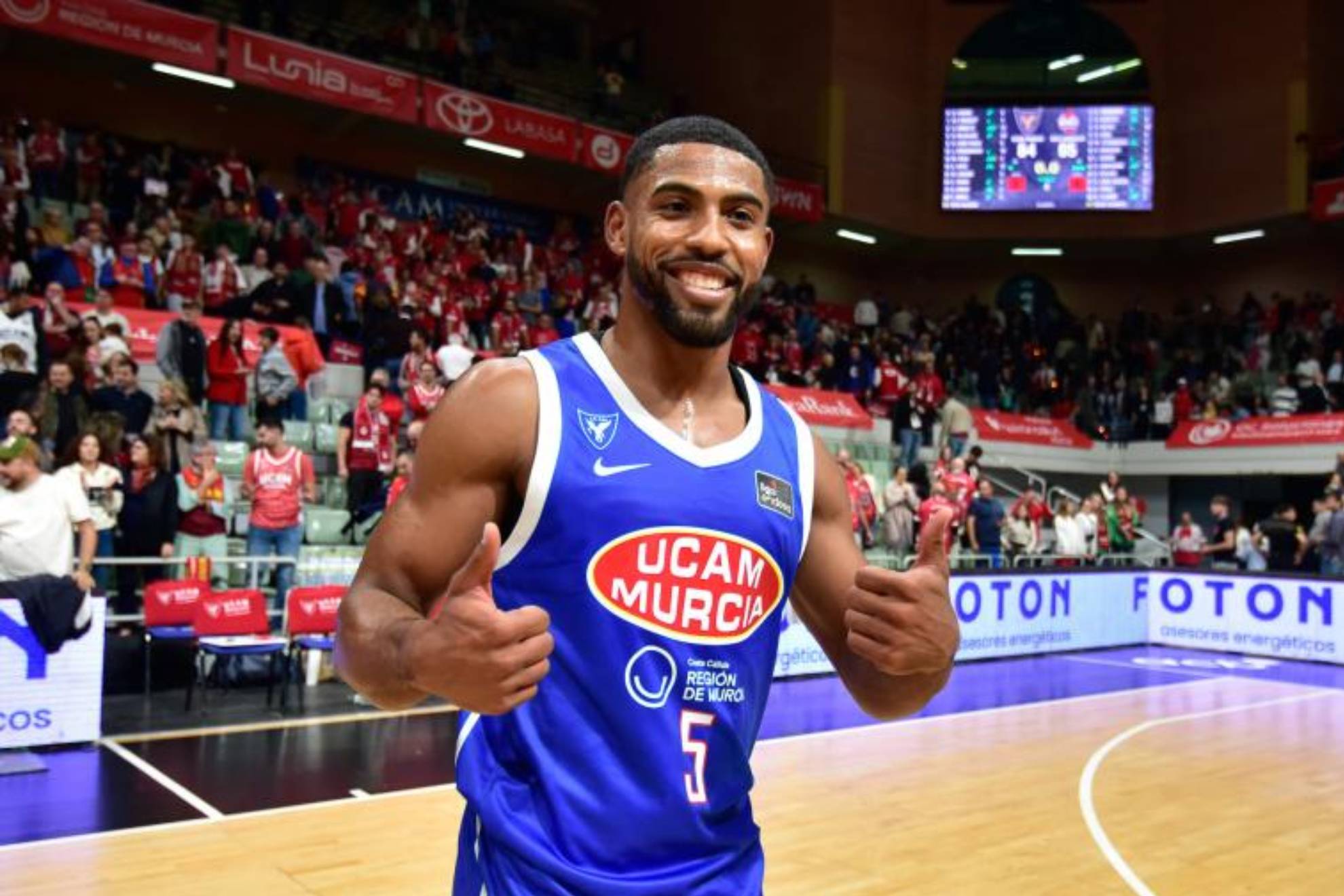 David DeJulius celebra una victoria del UCAM Murcia. ACB PHOTO