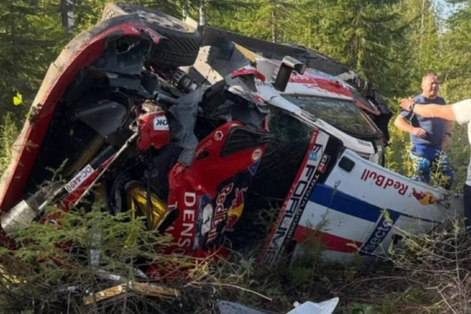 Así ha quedado el coche de Ogier tras el duro accidente.