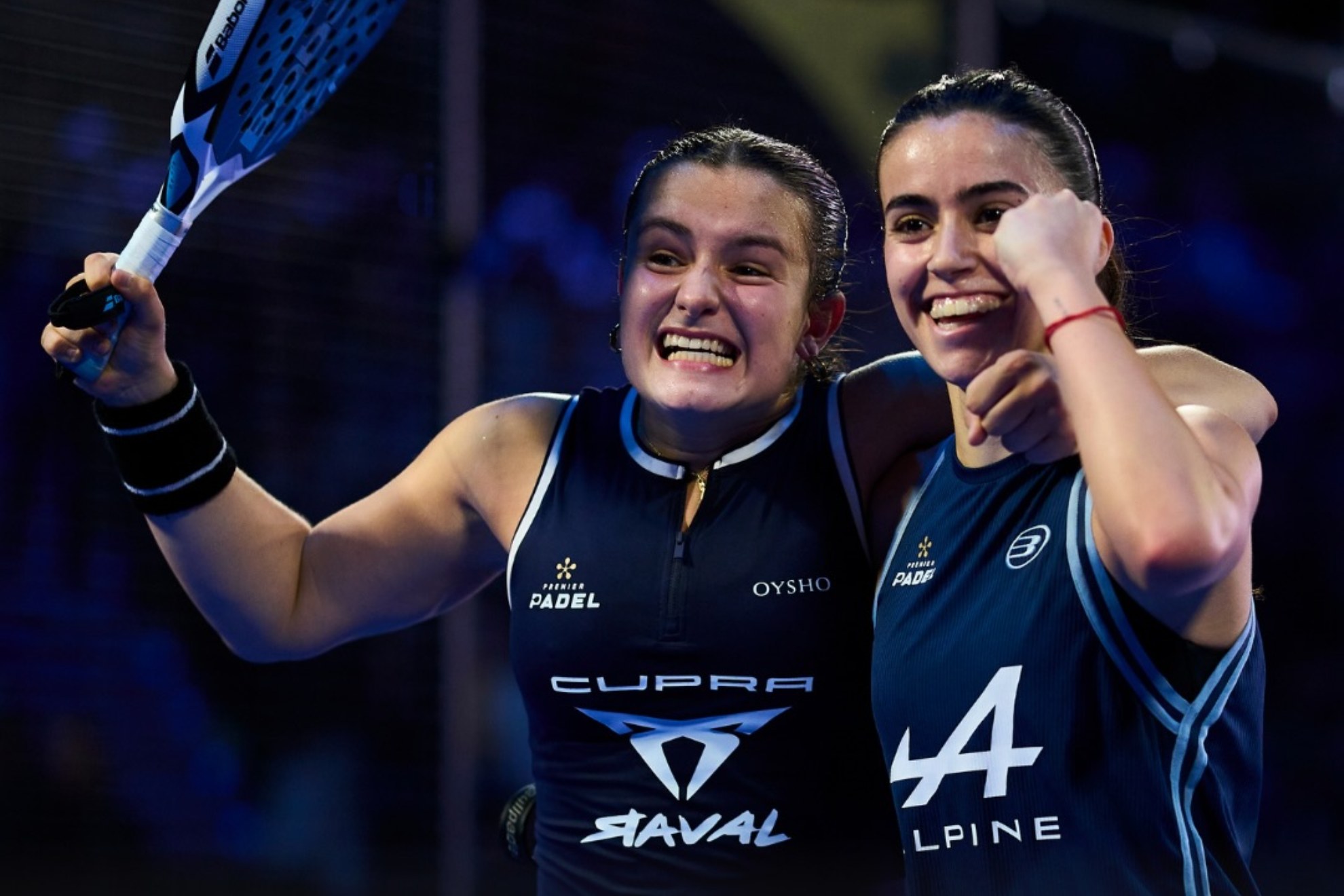 Martina Calvo y Claudia Fernández celebrando. Premier Padel