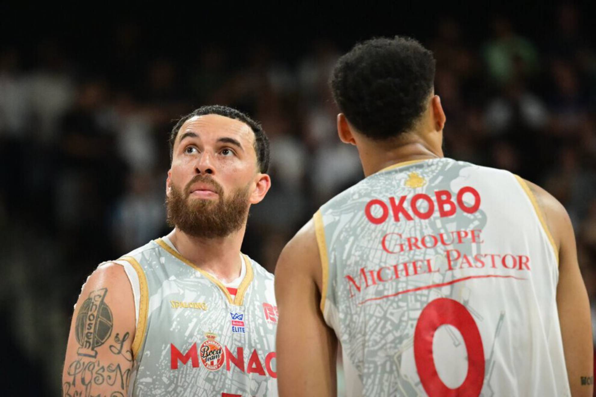 Mike James y Elie Okobo, durante un partido del AS Mónaco.