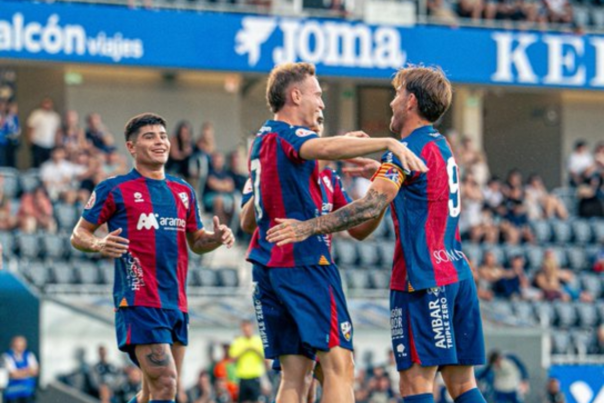 Los oscenses celebran uno de sus goles en Zubieta. HUESCA