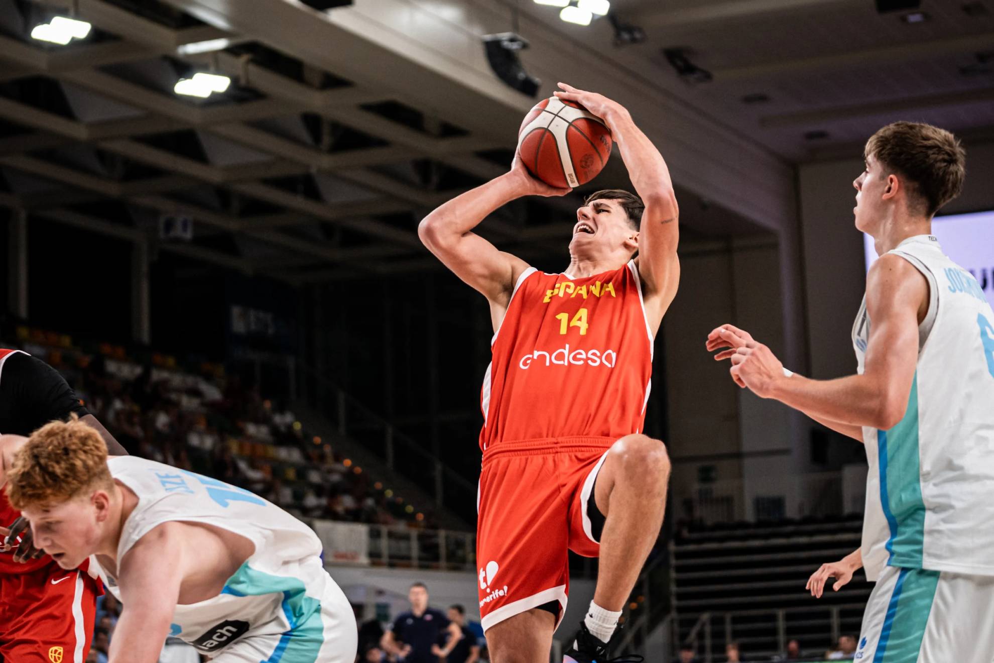Diego Niebla lanza a canasta durante la semifinal ante Eslovenia. FIBA