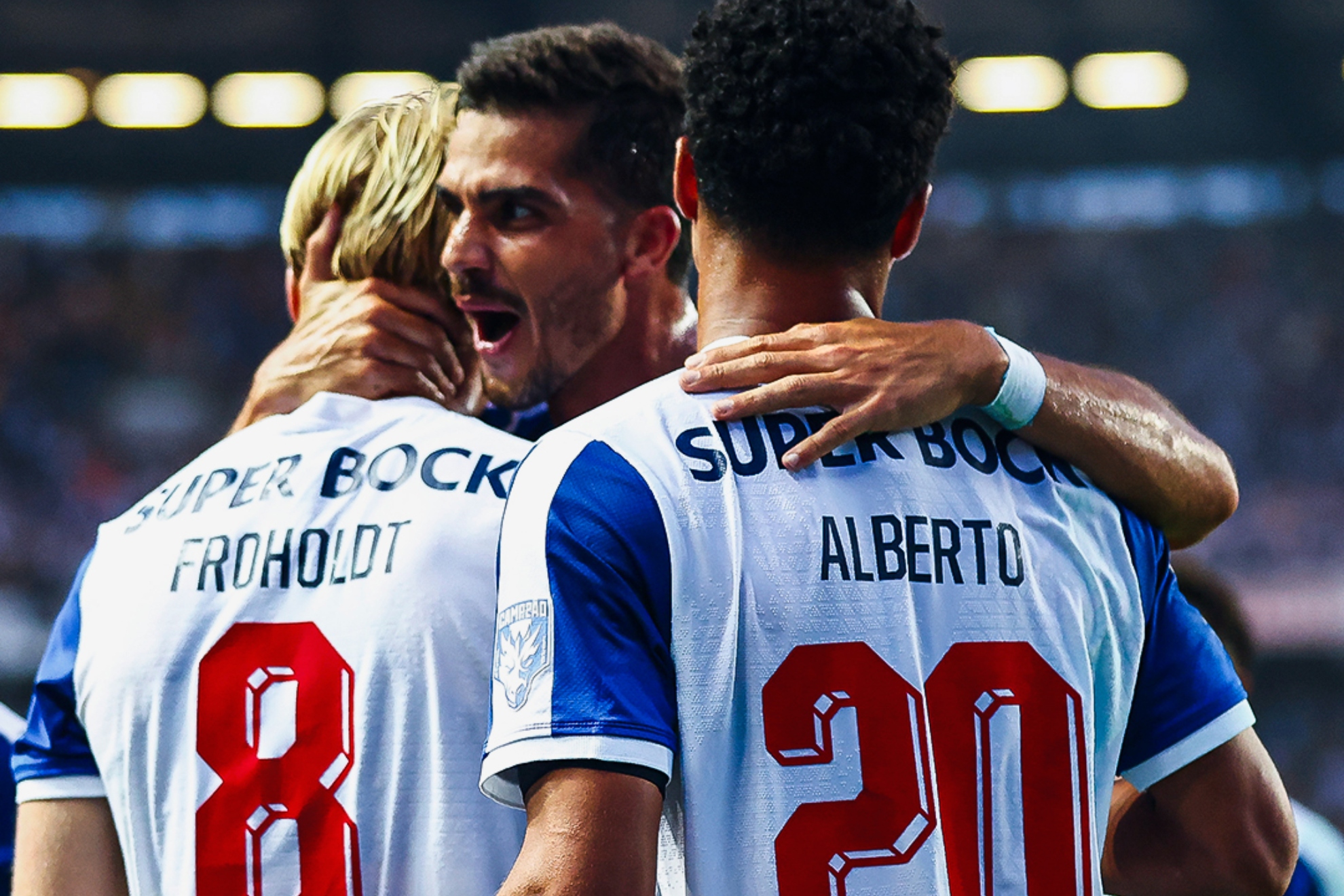 André Silva celebra el gol junto a Alberto Costa y Victor Froholdt. FC Porto / Twitter