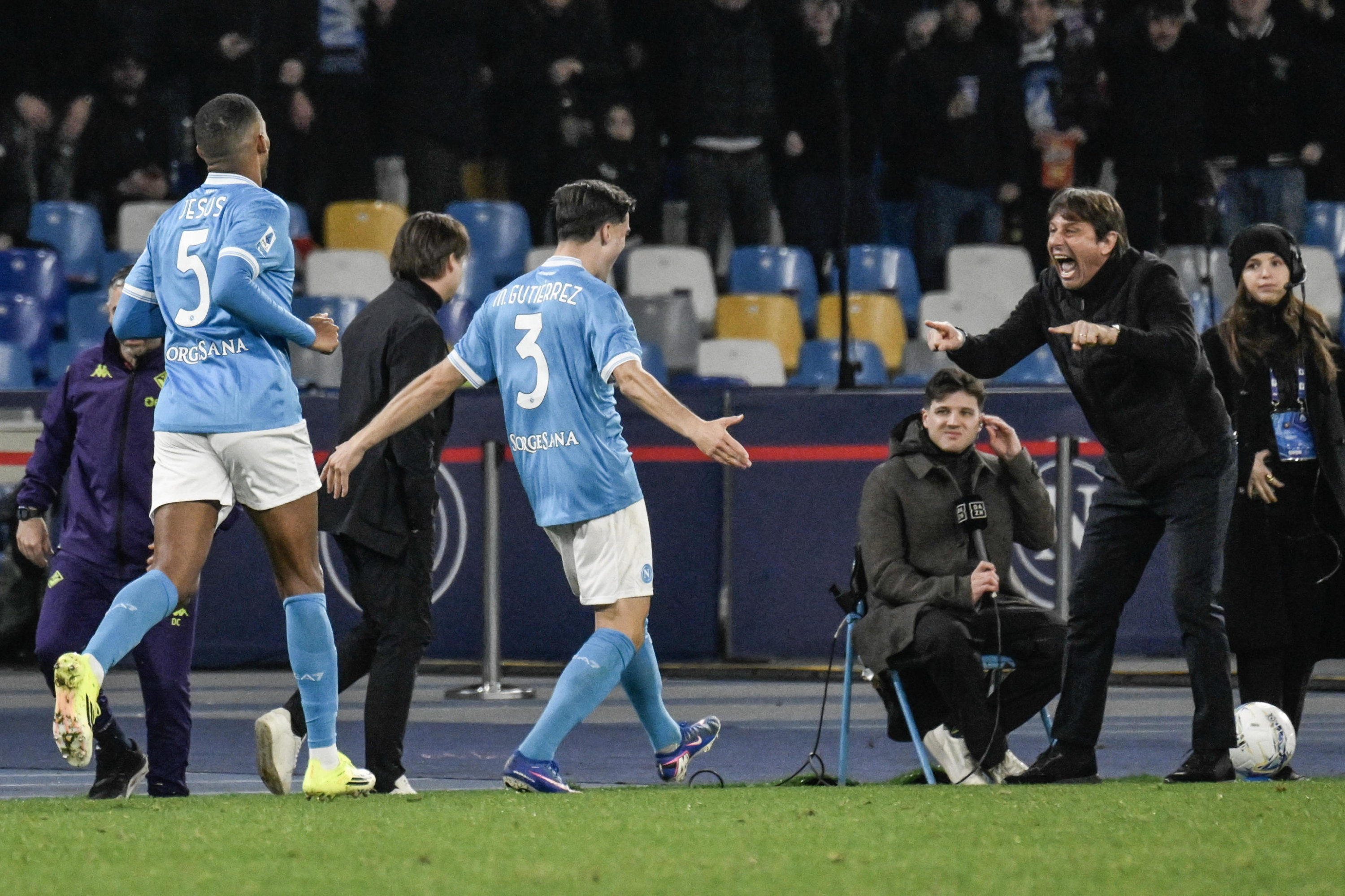 Miguel Gutiérrez celebrando un gol con Conte