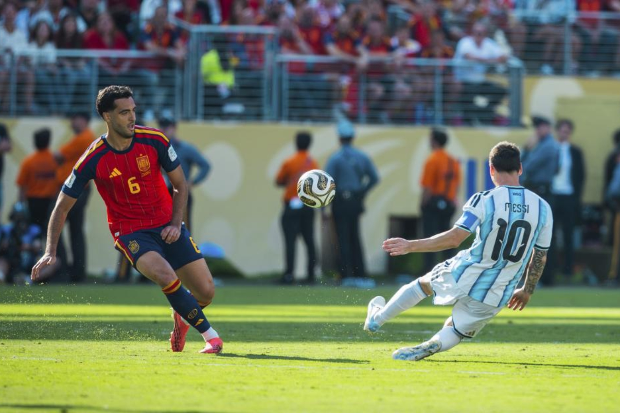 Merino y Messi. JEFERSON ACEVEDO