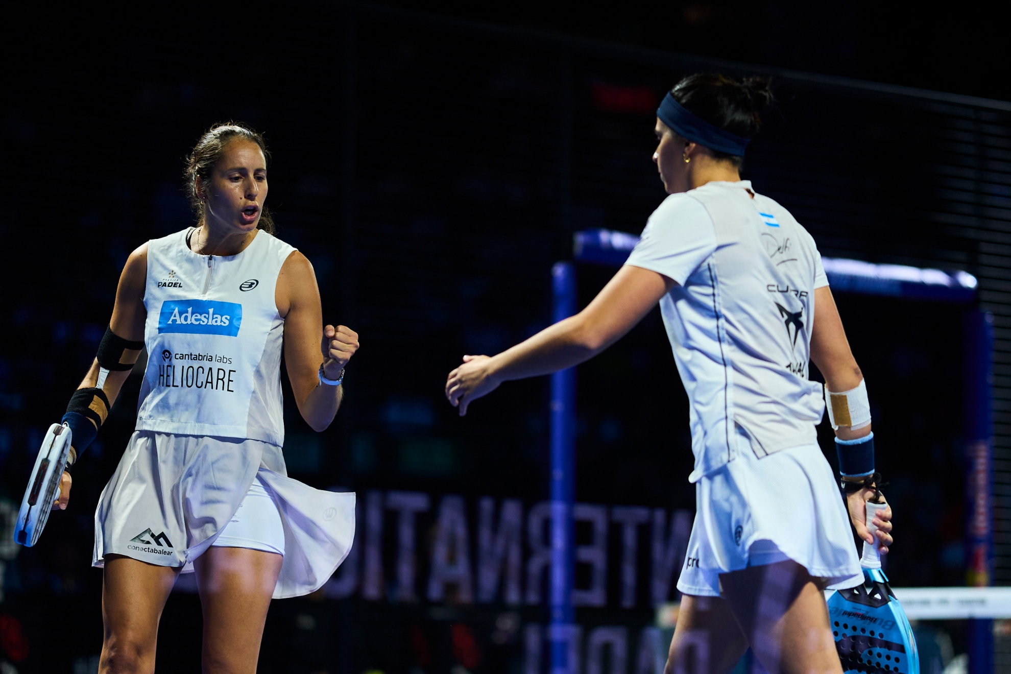 Gemma Triay y Delfi Brea celebran un punto.