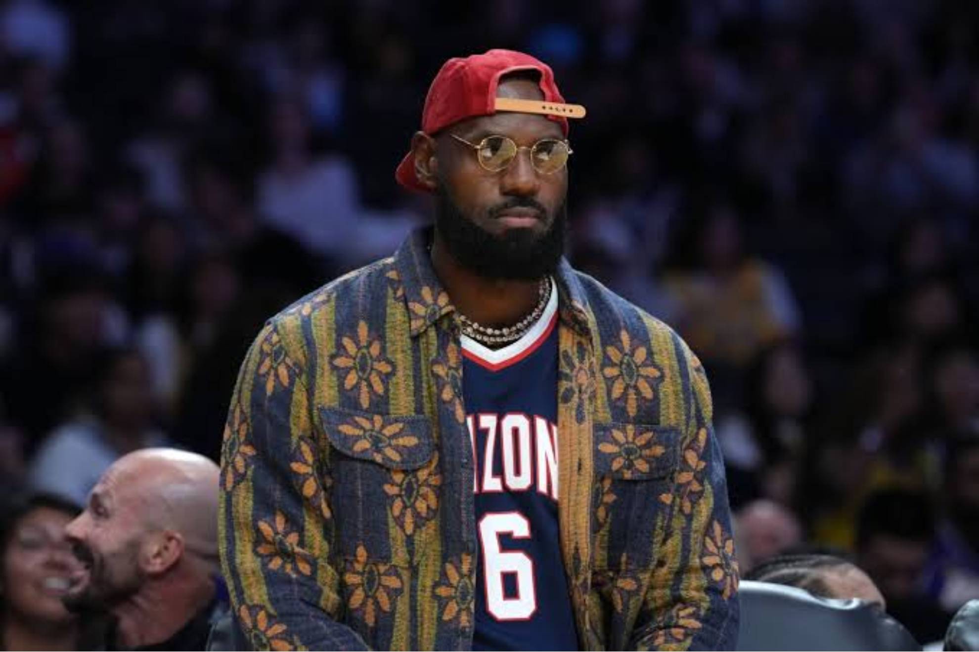 LeBron James, vestido de calle durante un encuentro.