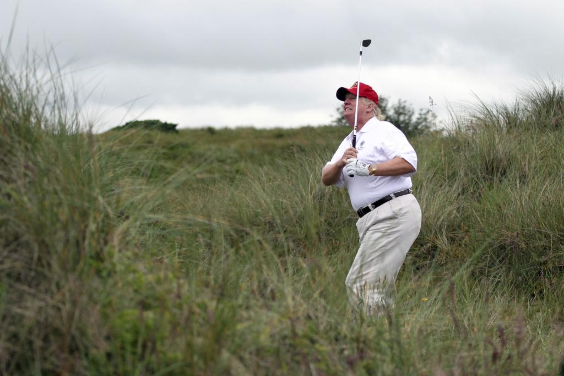 Donald Trump, jugando al golf.