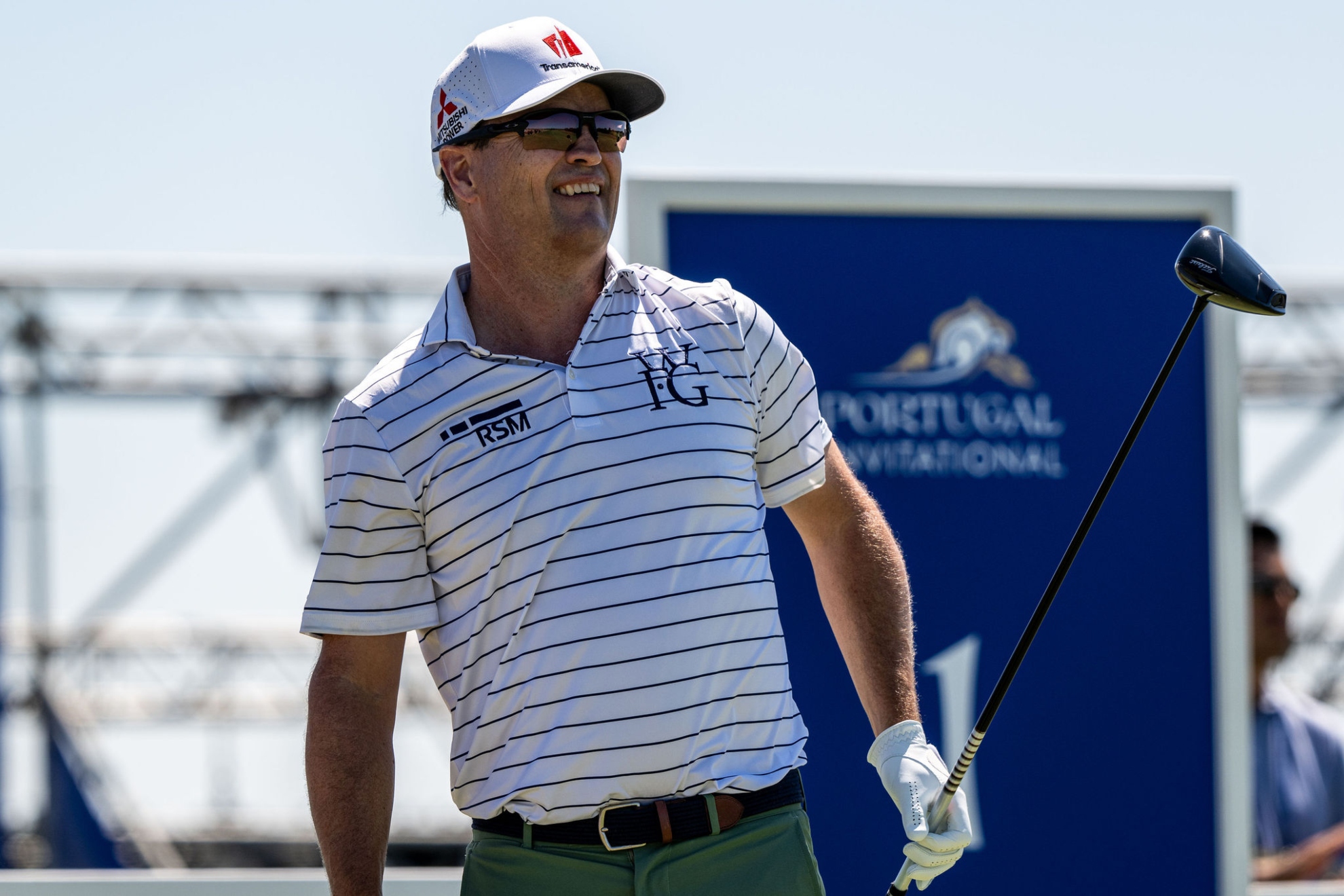 Zach Johnson (50) observa el vuelo de su driver en el tee del hoyo 1 FREAK