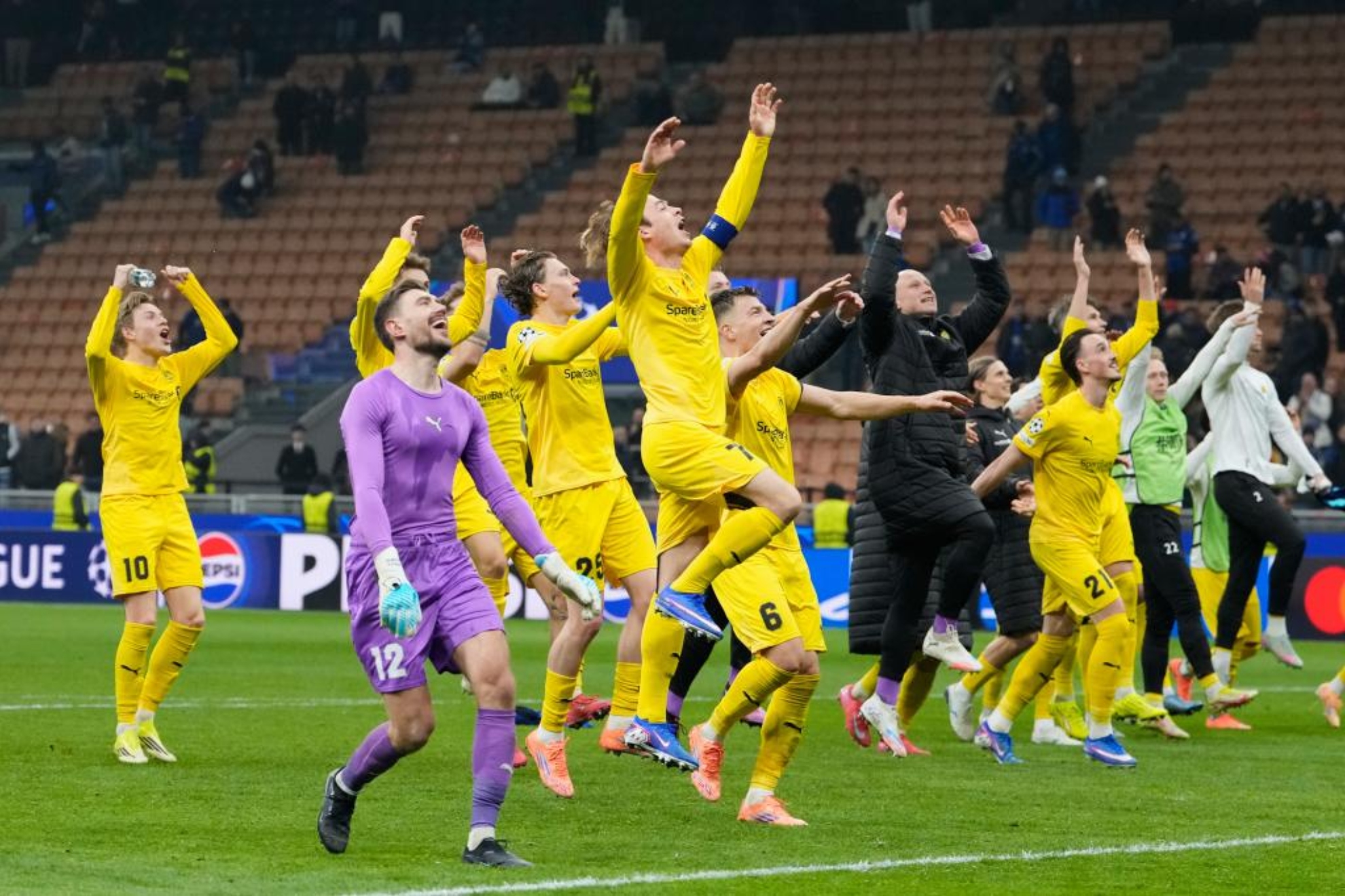 Los jugadores del Bodo/Glimt celebran el pase a octavos en San Siro. LAPRESSE