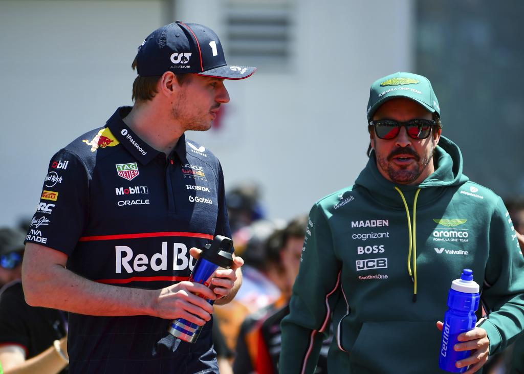 Verstappen y Alonso, en el desfile de pilotos en Montreal. Red Bull Racing
