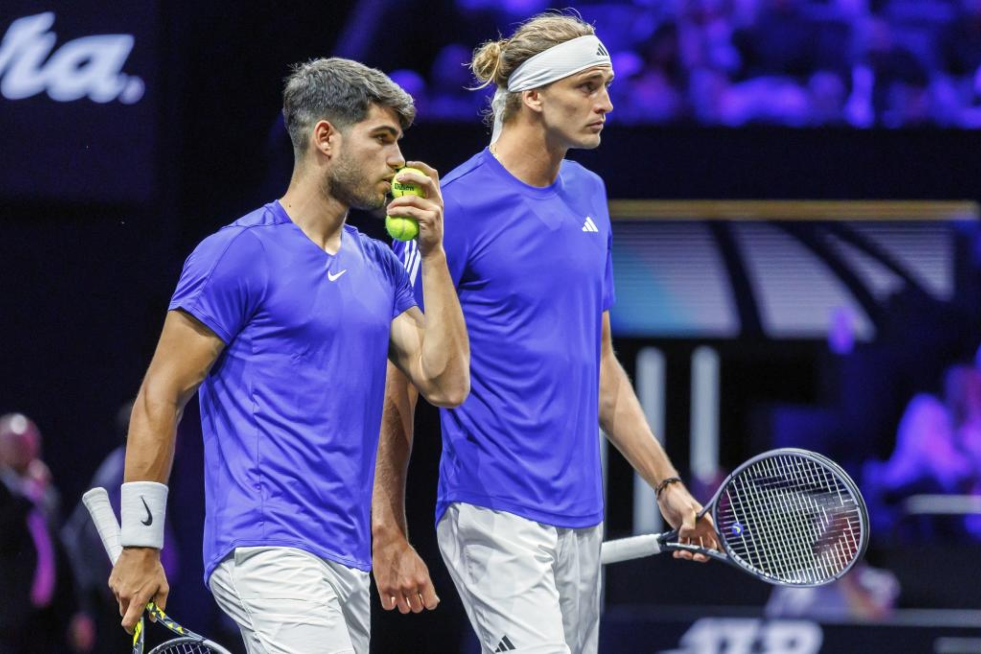 Carlos Alcaraz y Alexander Zverev durante la Laver Cup. LAPRESSE