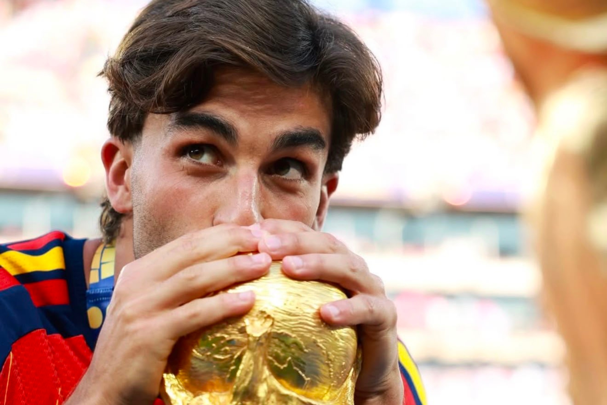 Ferran besando la Copa del Mundo.