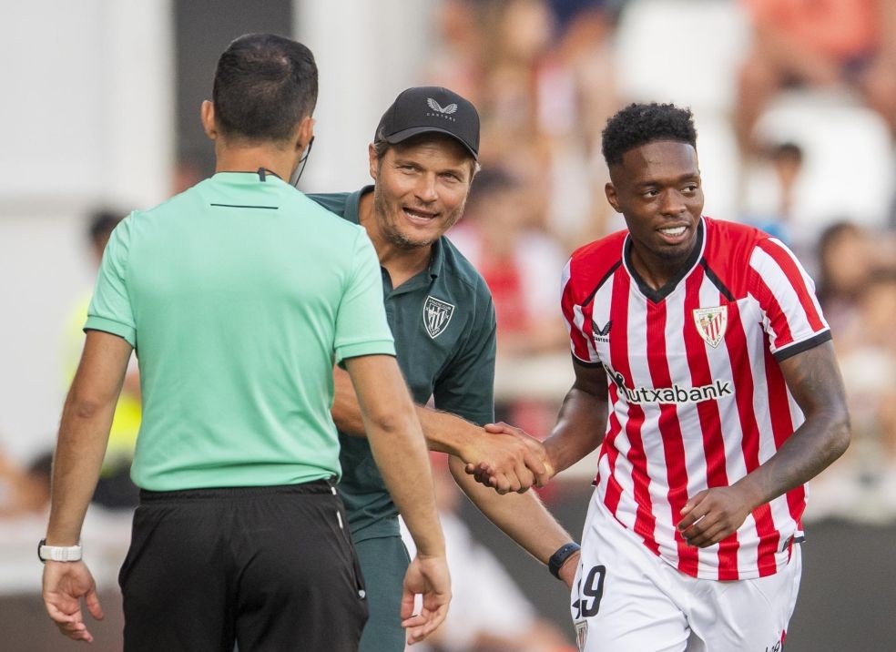 Terzic charla con Djaló en un momento del último amistoso. Athletic Club