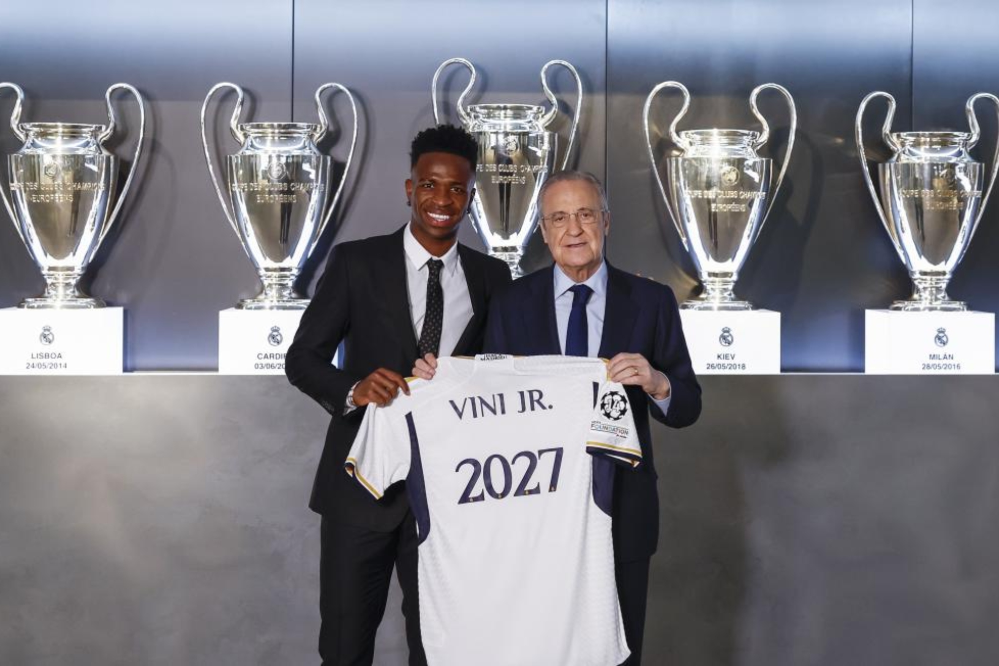 Vinicius y Florentino Pérez, en la última renovación del delantero brasileño con el Madrid