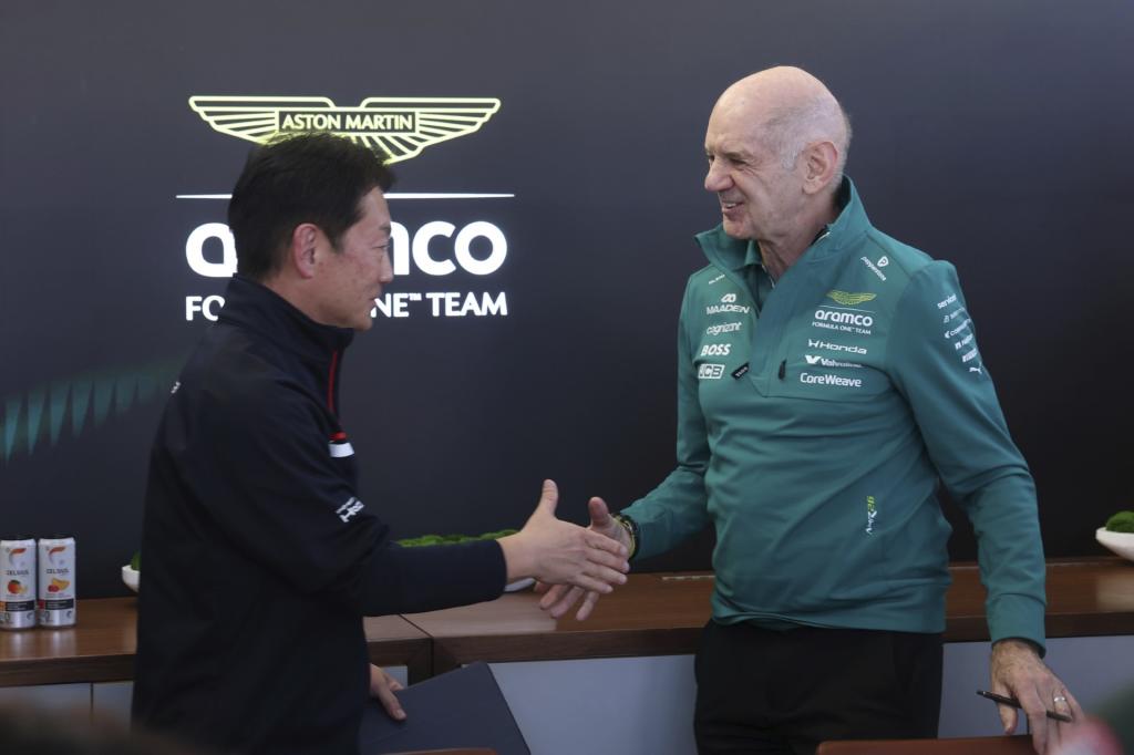 Adrian Newey, Team principal de Aston Martin F1 y Koji Watanabe, presidente de HRC HRC