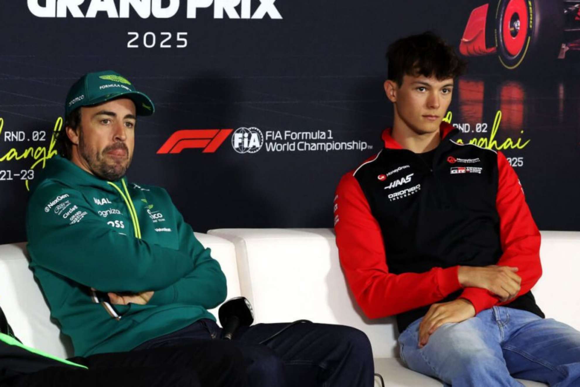 Ollie Bearman, junto a Fernando Alonso, en una rueda de prensa. F1.com