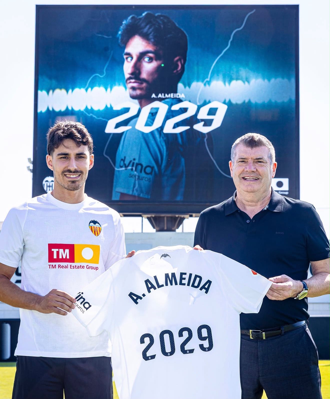 Almeida tiene contrato hasta 2029.