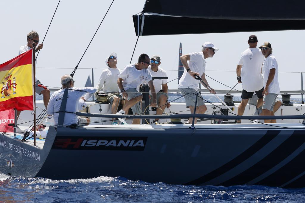 Felipe V, a bordo del Hispania, el nuevo velero de la Armada. EFE