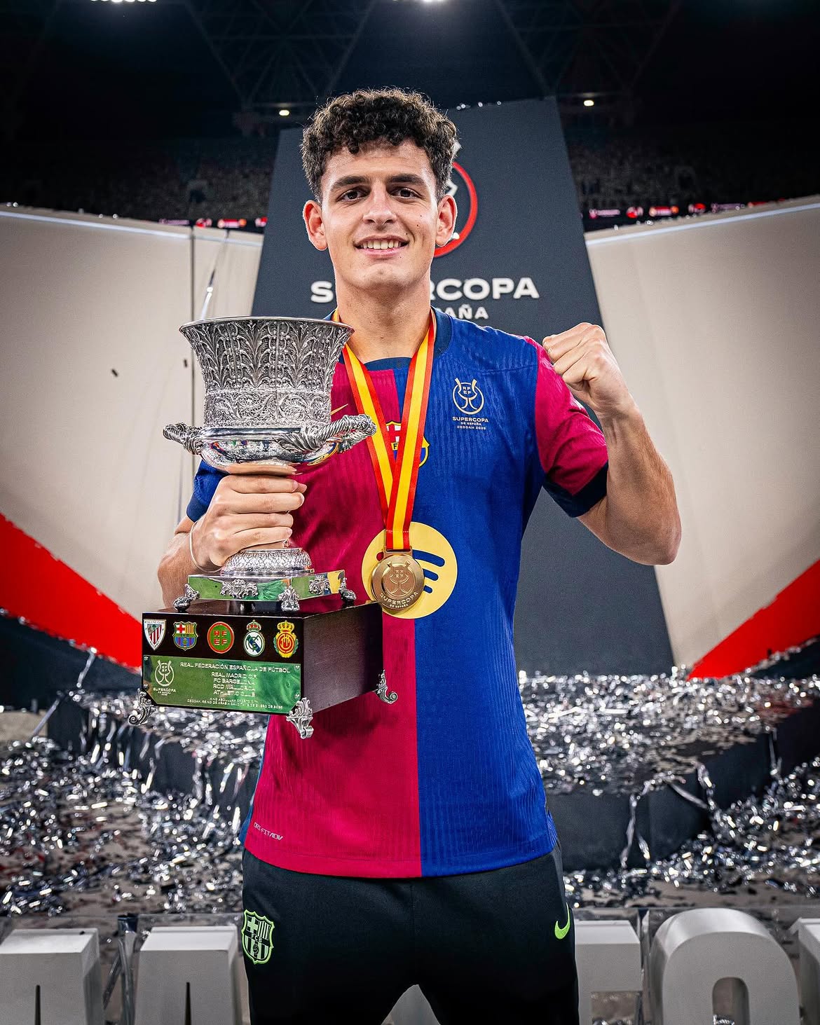Sergi Domínguez posa con la Supercopa de España ganada por el Barcelona en 2025.