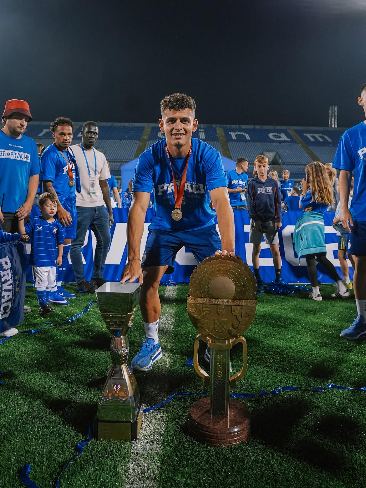 Sergi Domínguez posa con la Liga y la Copa ganadas con el Dinamo.