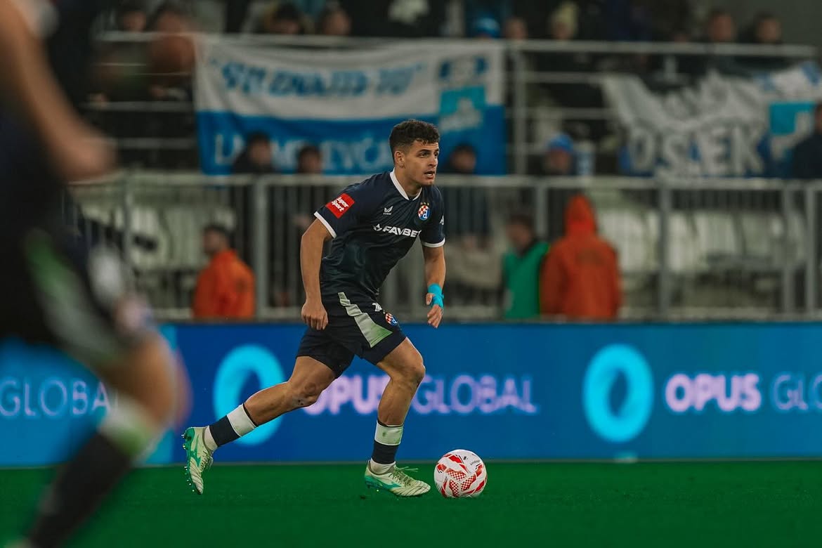 Sergi Domínguez, con el balón en los pies.