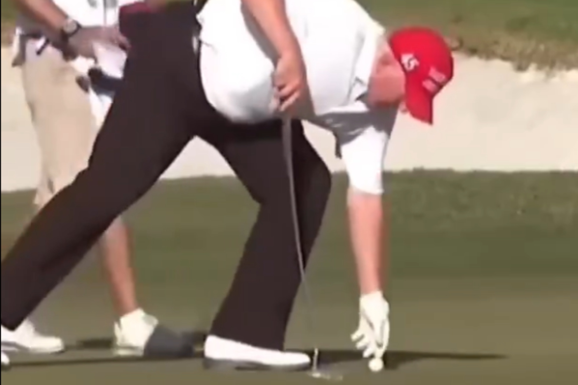 Trump ¿Empuja? al hoyo una bola que se quedó al borde