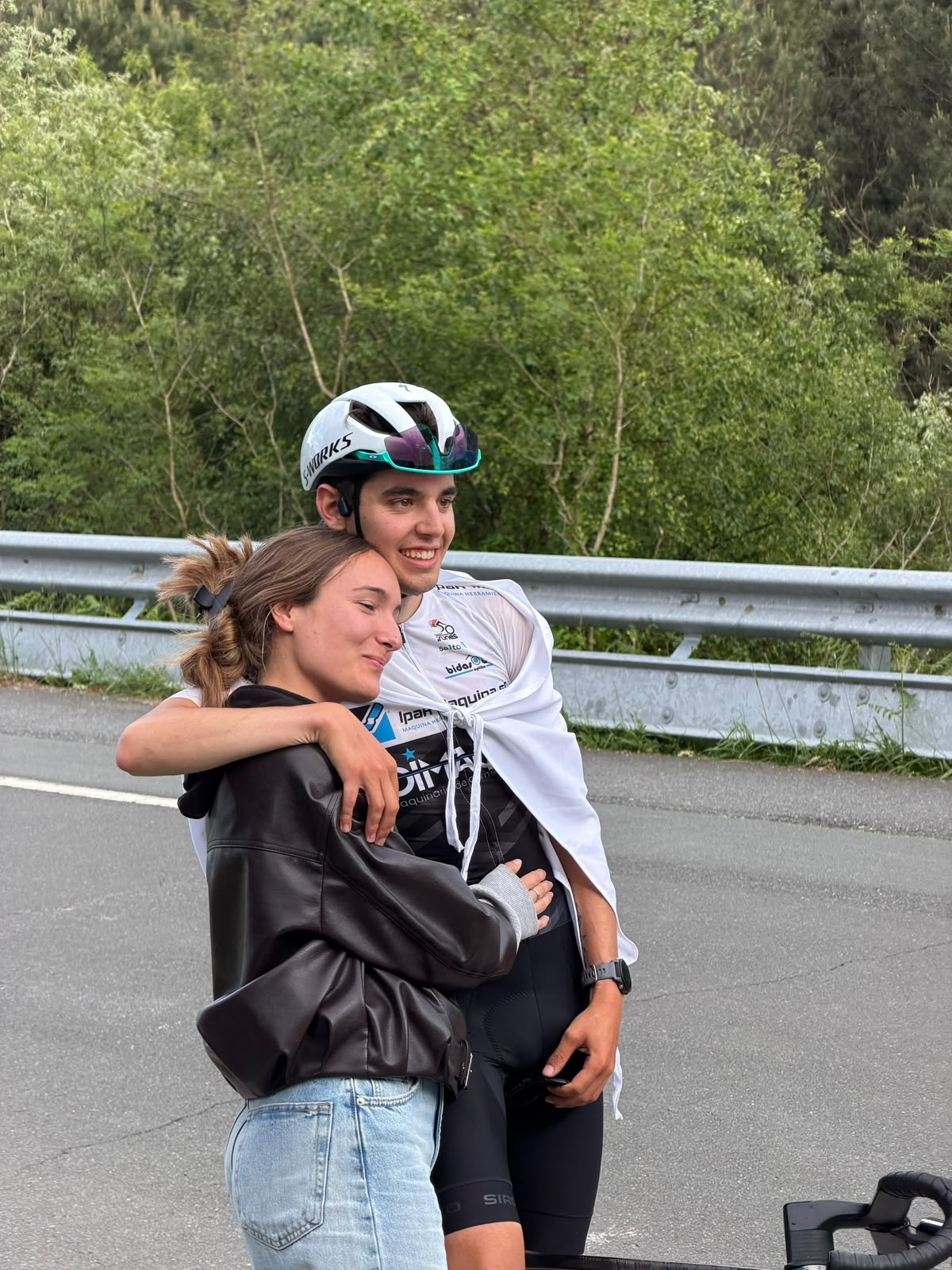 Jon Morillo, acompañado de su pareja.