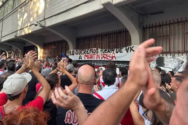 Las protestas de los aficionados del Rayo a las puertas del estadio