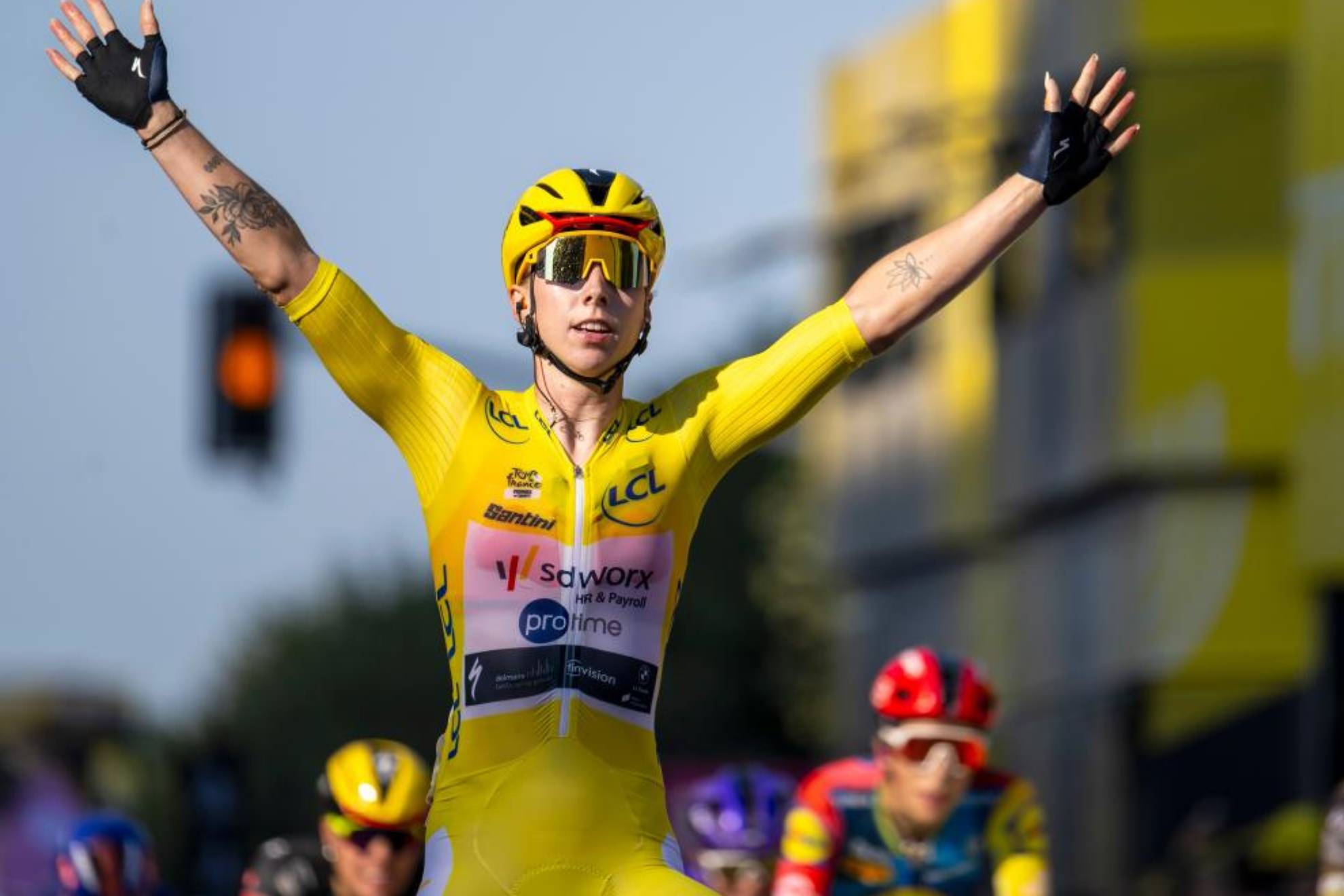 Lorena Wiebes celebra al cruzar la línea de meta para ganar la segunda etapa